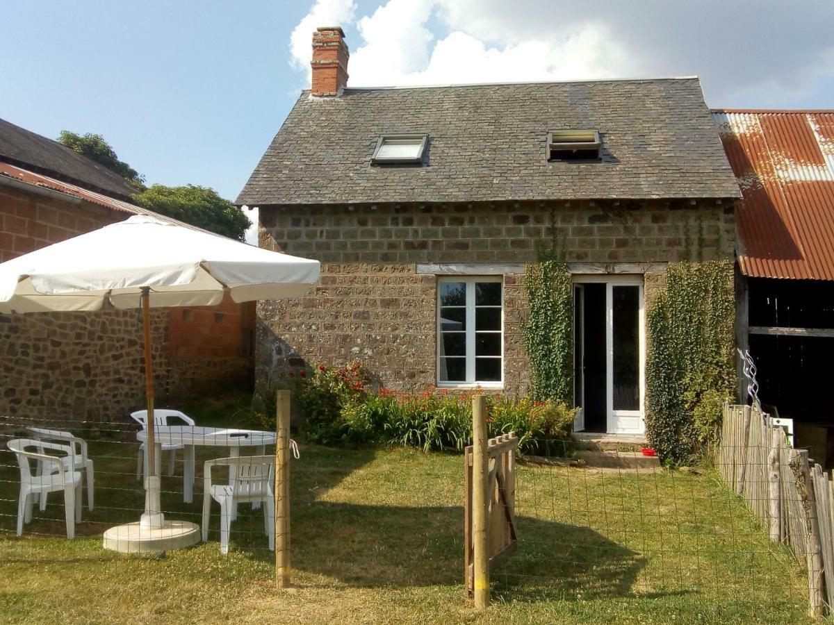 Le Domaine Villa Saint-Symphorien-des-Monts Exteriör bild