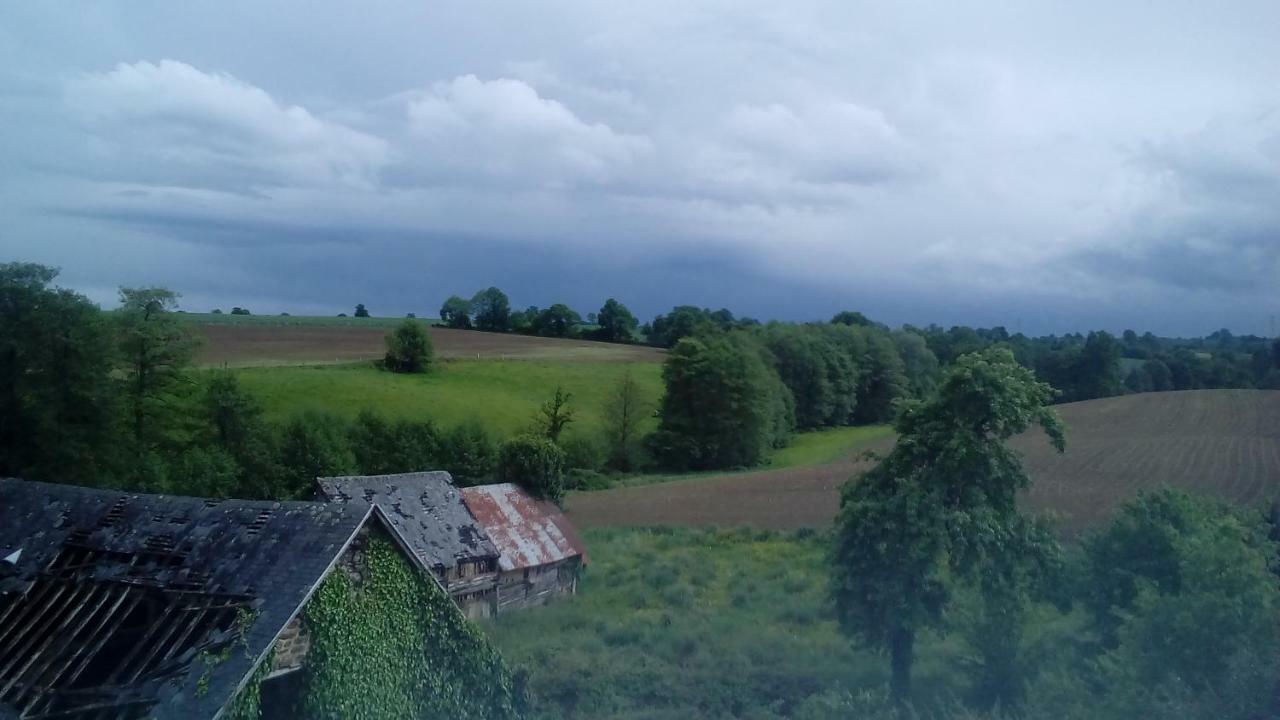 Le Domaine Villa Saint-Symphorien-des-Monts Exteriör bild