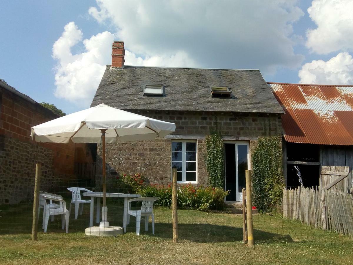 Le Domaine Villa Saint-Symphorien-des-Monts Exteriör bild
